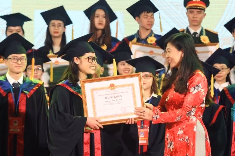 Tuyên dương thủ khoa xuất sắc năm 2019.