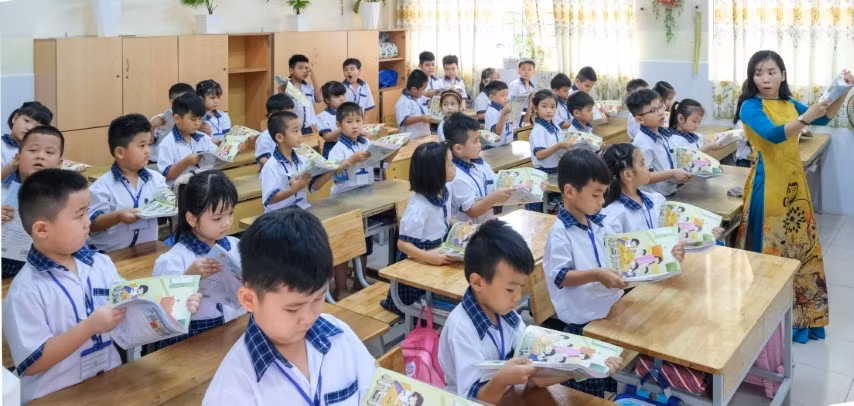 Cô trò Trường Tiểu học Võ Trường Toản, quận Ninh Kiều (TP Cần Thơ) cùng nhau trải nghiệm SGK mới lớp 1.