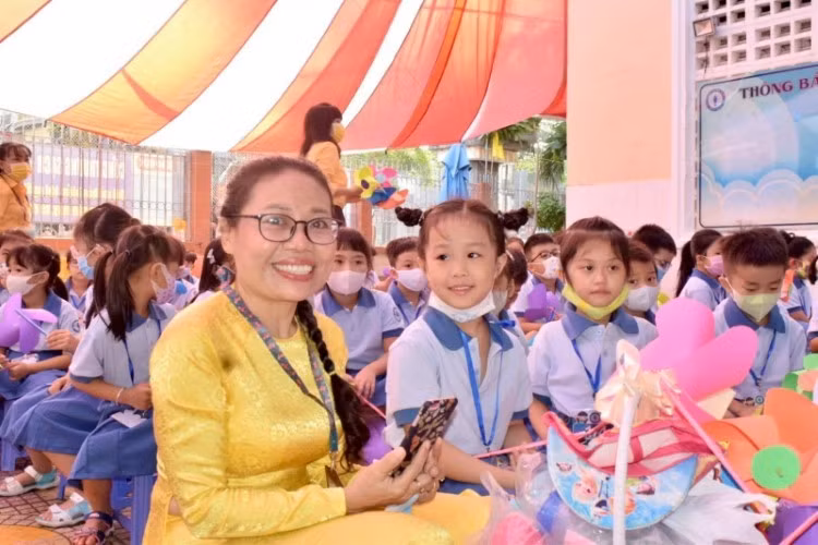 Niềm vui và sự hân hoan của cô và trò Trường Tiểu học Trần Hưng Đạo, Quận 1, TPHCM trong ngày khai trường.