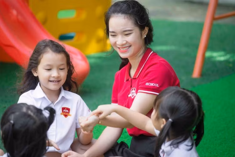 Sự ngây thơ của con trẻ cần sự dẫn dắt của người lớn.