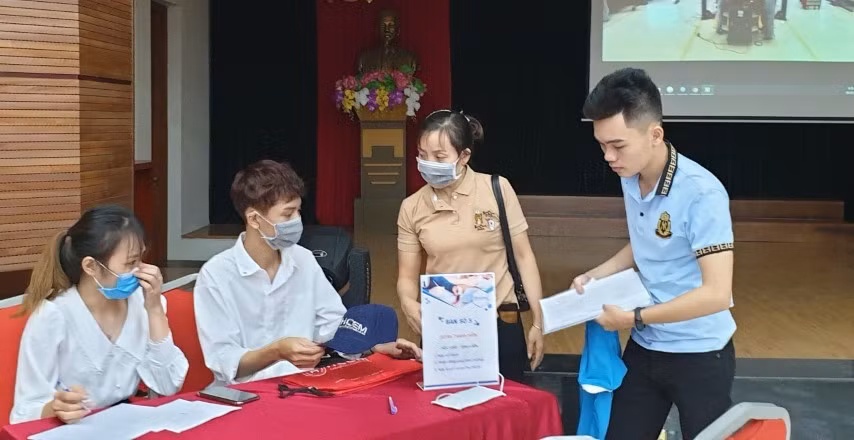 Lưu Đắc Đài làm thủ tục nhập học và nhận đồng phục sinh viên. 