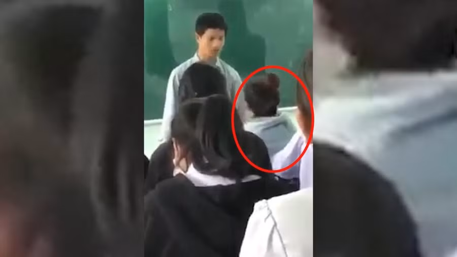Nữ sinh văng tục với thầy giáo. Ảnh: Cắt từ clip/Internet