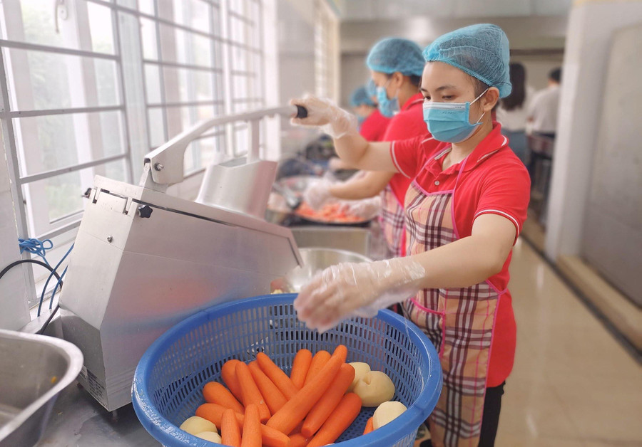 Tại nhà bếp Trường Mầm non Ngô Thì Nhậm (quận Hà Đông), mỗi nhân viên nuôi dưỡng đều có một nhiệm vụ riêng biệt và thực hiện đúng tác phong.