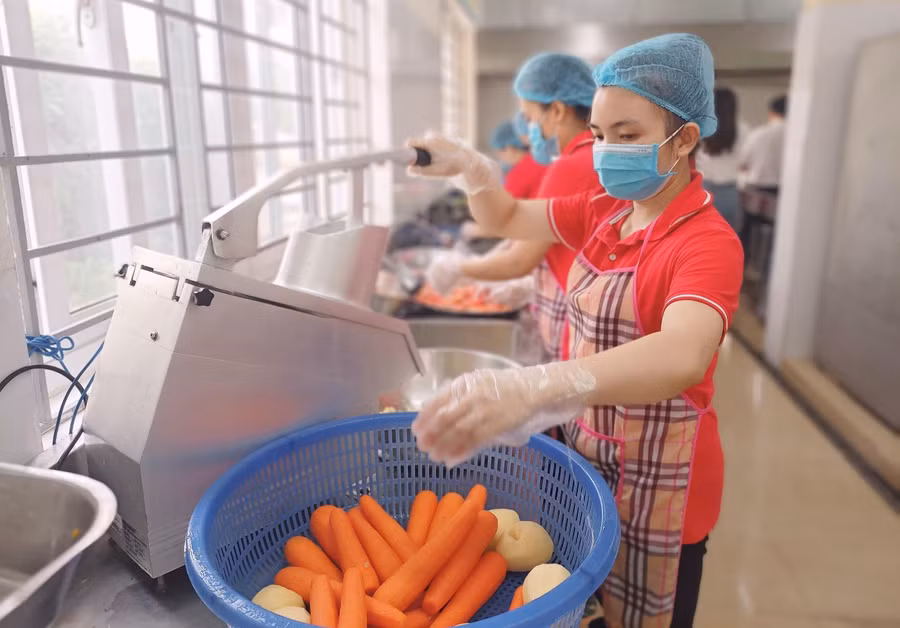 Tại nhà bếp Trường Mầm non Ngô Thì Nhậm (quận Hà Đông), mỗi nhân viên nuôi dưỡng đều có một nhiệm vụ riêng biệt và thực hiện đúng tác phong.