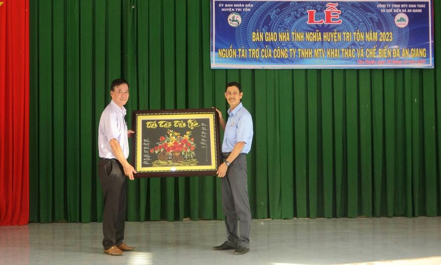Phó Chủ tịch UBND huyện Tri Tôn Nguyễn Minh Giang tặng quà tri ân nhà tài trợ. Phó Chủ tịch UBND huyện Tri Tôn Nguyễn Minh Giang tặng quà tri ân nhà tài trợ.