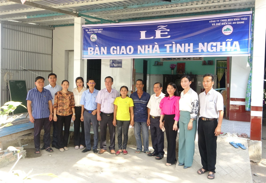 Chính quyền địa phương, đại diện nhà tài trợ chụp hình lưu niệm cùng hộ dân được tặng nhà. Chính quyền địa phương, đại diện nhà tài trợ chụp hình lưu niệm cùng hộ dân được tặng nhà.