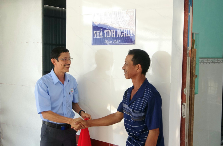Đại diện Công ty TNHH MTV Khai thác và Chế biến đá An Giang bàn giao nhà cho các gia đình chính sách. Đại diện Công ty TNHH MTV Khai thác và Chế biến đá An Giang bàn giao nhà cho các gia đình chính sách.