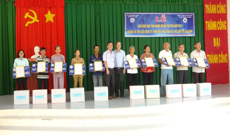Ông Trần Minh Giang - Phó Chủ tịch UBND huyện Tri Tôn (An Giang) trao bảng tượng trưng nhà tình nghĩa và quà đến các gia đình chính sách. Ông Trần Minh Giang - Phó Chủ tịch UBND huyện Tri Tôn (An Giang) trao bảng tượng trưng nhà tình nghĩa và quà đến các gia đình chính sách.
