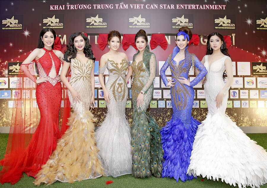 Đông đảo nghệ sĩ, người mẫu tham dự đêm hội Đông đảo nghệ sĩ, người mẫu tham dự đêm hội