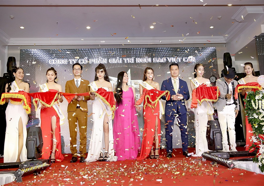 Nghi thức cắt băng khai trương Công ty tại đêm hội 