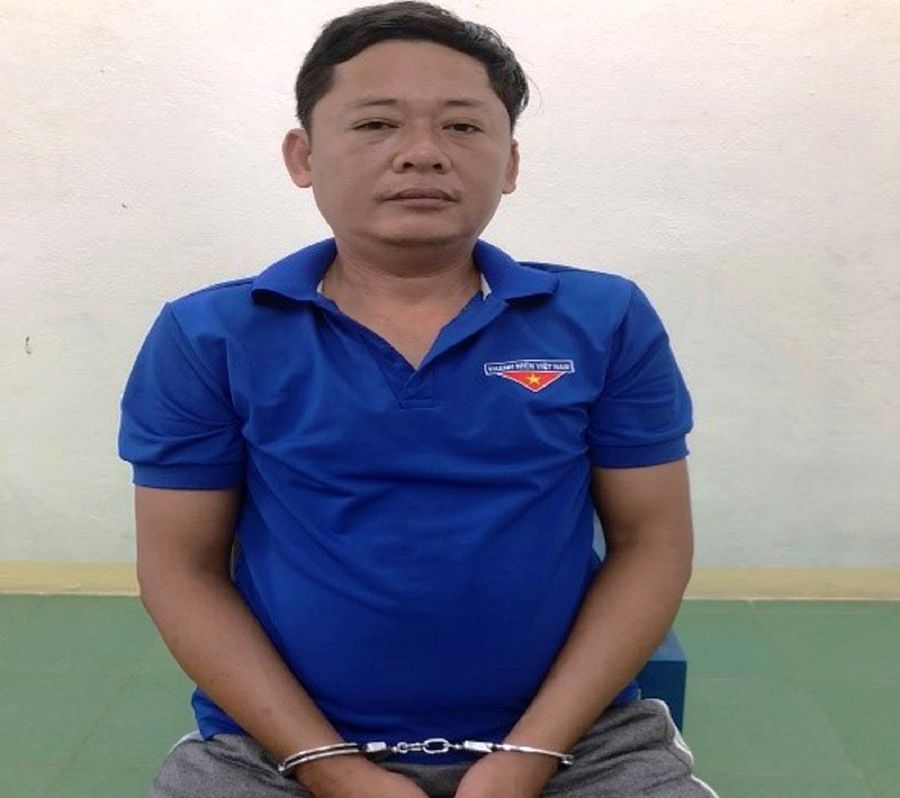 Lực lượng chức năng tạm giữ ông Nguyễn Quang. 