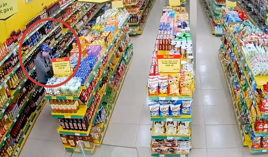 Thúy bị camera an ninh của cửa hàng ghi lại. Thúy bị camera an ninh của cửa hàng ghi lại.