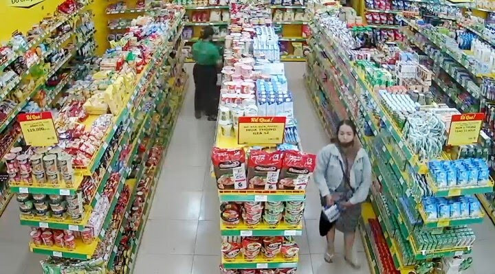 Trần Ngân Quỳnh Hân lấy sữa giấu vào váy bị camera an ninh của cửa hàng ghi lại. Trần Ngân Quỳnh Hân lấy sữa giấu vào váy bị camera an ninh của cửa hàng ghi lại.