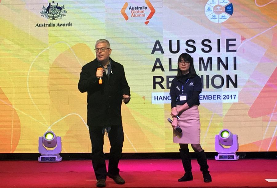 Đại sứ Austrlia tại Việt Nam - ngài Craig Chittick bày tỏ hy vọng những thành viên nhí trong mỗi gia đình cựu sinh viên Australia sau này sẽ là những tân sinh viên Việt Nam du học tại đất nước Kangaroo. Đại sứ Austrlia tại Việt Nam - ngài Craig Chittick bày tỏ hy vọng những thành viên nhí trong mỗi gia đình cựu sinh viên Australia sau này sẽ là những tân sinh viên Việt Nam du học tại đất nước Kangaroo.