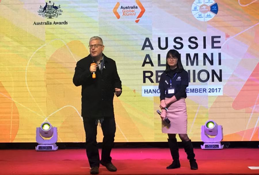 Đại sứ Austrlia tại Việt Nam - ngài Craig Chittick bày tỏ hy vọng những thành viên nhí trong mỗi gia đình cựu sinh viên Australia sau này sẽ là những tân sinh viên Việt Nam du học tại đất nước Kangaroo. Đại sứ Austrlia tại Việt Nam - ngài Craig Chittick bày tỏ hy vọng những thành viên nhí trong mỗi gia đình cựu sinh viên Australia sau này sẽ là những tân sinh viên Việt Nam du học tại đất nước Kangaroo.