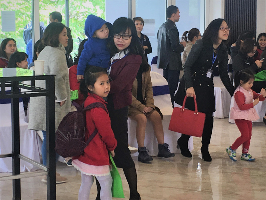 Các em bé vừa tò mò, vừa háo hức trong ngày hội ngộ đặc biệt này Các em bé vừa tò mò, vừa háo hức trong ngày hội ngộ đặc biệt này