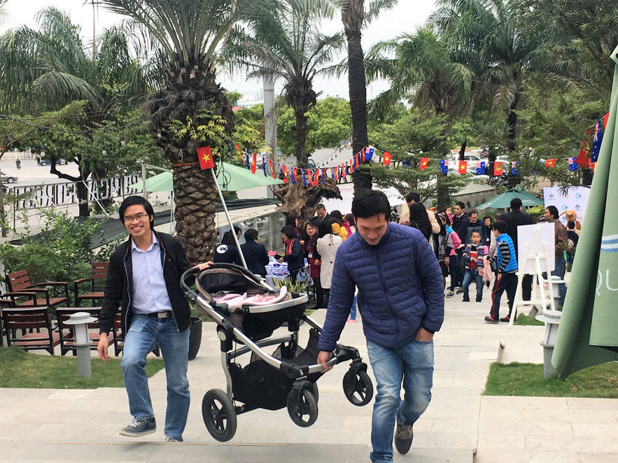 Ngay từ sớm, các ông bố, bà mẹ cựu sinh viên Australia đã có mặt tại buổi hội ngộ. Gia đình có con nhỏ lỉnh kỉnh với xe đẩy, bình sữa... Ngay từ sớm, các ông bố, bà mẹ cựu sinh viên Australia đã có mặt tại buổi hội ngộ. Gia đình có con nhỏ lỉnh kỉnh với xe đẩy, bình sữa...