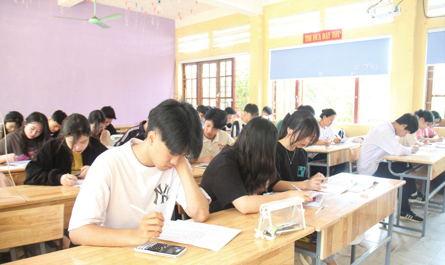 Học sinh Trường THPT số 1 Bắc Hà trong một buổi ôn tập. Ảnh: Hà Thuận