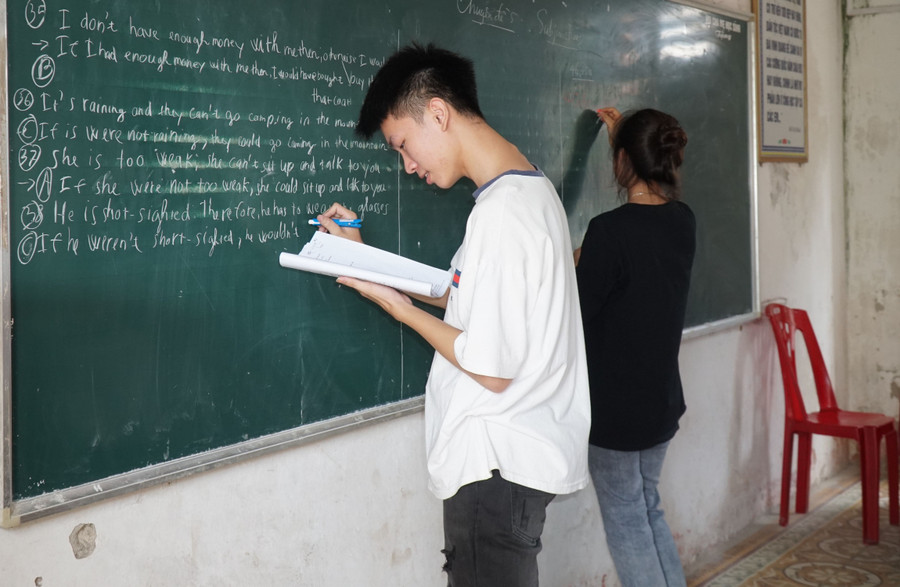 Học sinh Trường THPT Ngô Trí Hòa, huyện Diễn Châu, Nghệ An ôn thi môn Tiếng Anh. Ảnh: Hồ Lài