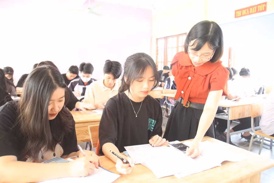 Cô trò Trường THPT số 1 Bắc Hà (Lào Cai) luyện đề chuẩn bị cho Kỳ thi tốt nghiệp THPT 2023. Ảnh: Hà Thuận