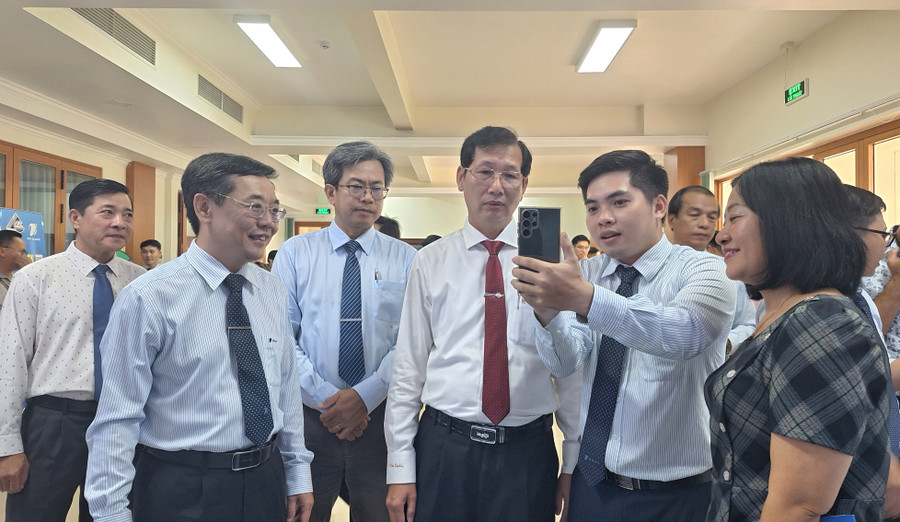 Kỹ thuật viên giới thiệu ứng dụng Cổng trên thiết bị thông minh. Kỹ thuật viên giới thiệu ứng dụng Cổng trên thiết bị thông minh.