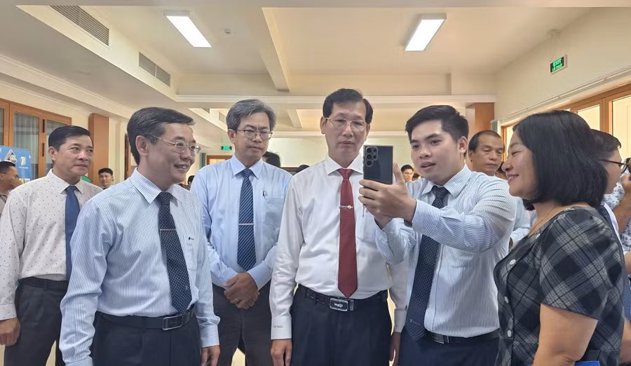 Kỹ thuật viên giới thiệu ứng dụng Cổng trên thiết bị thông minh.