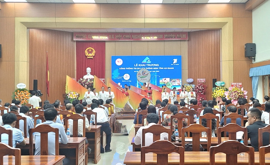 Văn nghệ chào mừng Lễ ra mắt Cổng thông tin du lịch thông minh. Văn nghệ chào mừng Lễ ra mắt Cổng thông tin du lịch thông minh.