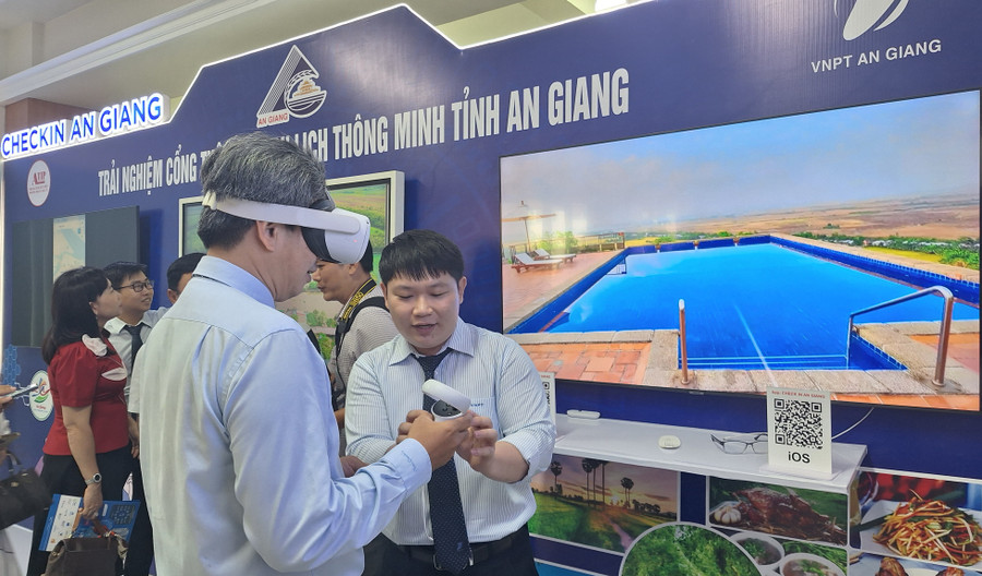 Đại biểu trải nghiệm hình ảnh thực tế ảo. Đại biểu trải nghiệm hình ảnh thực tế ảo.