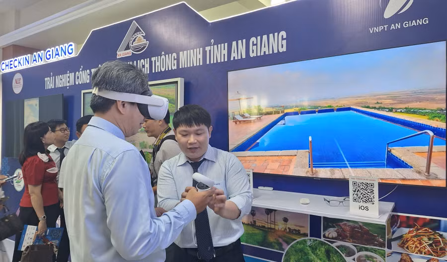 Đại biểu trải nghiệm hình ảnh thực tế ảo.