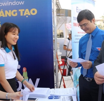 Đồng chí Bùi Quang Huy, Bí thư Trung ương Đoàn, Chủ tịch Hội Sinh viên Việt Nam thăm gian hàng của các đơn vị tham gia "Ngày hội Tư vấn hướng nghiệp – tuyển sinh giáo dục nghề nghiệp năm 2019"