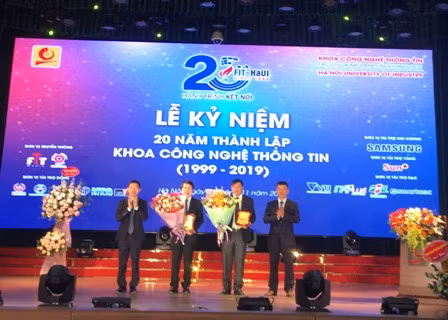 Lãnh đạo trường Đại học Công nghiệp Hà Nội tặng hoa chúc mừng khoa Công nghệ thông tin.