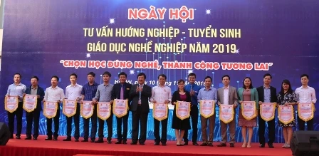 Các đơn vị tham gia "Ngày hội Tư vấn hướng nghiệp – tuyển sinh giáo dục nghề nghiệp năm 2019" nhận cờ lưu niệm.