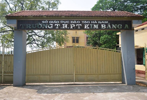 Trường THPT Kim Bảng A nơi 6 học sinh phải nhập viện vì cây phượng bật gốc đè trúng. Ảnh: Tào Sơn