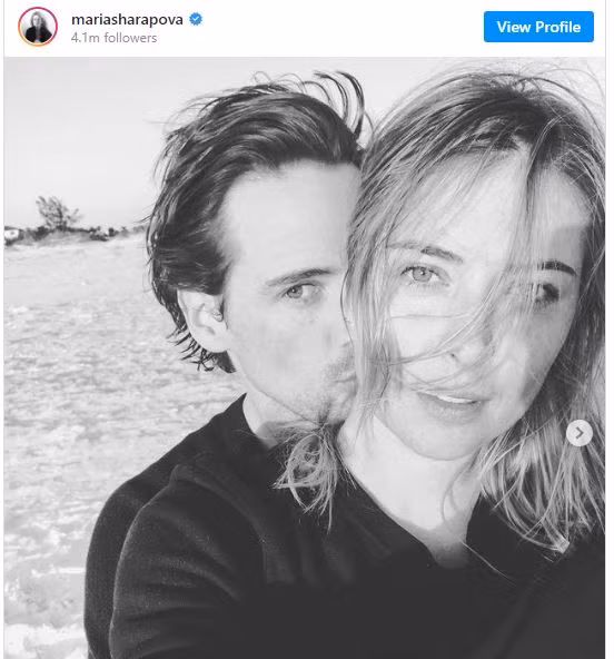 Sharapova đăng bức anh lãng mạn cùng vị hôn phu trên trang cá nhân.