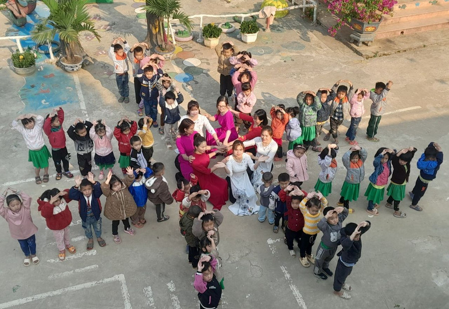 Giáo viên Trường Mầm non Mường Lạn, huyện Mường Ảng, tỉnh Điện Biên. Ảnh: H.Thuận