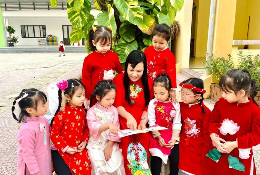 Giáo viên và học sinh trường mầm non tại Hà Nội hưởng ứng Tuần lễ Áo dài. Ảnh: V.Anh