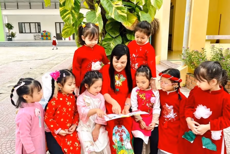 Giáo viên và học sinh trường mầm non tại Hà Nội hưởng ứng Tuần lễ Áo dài. Ảnh: V.Anh