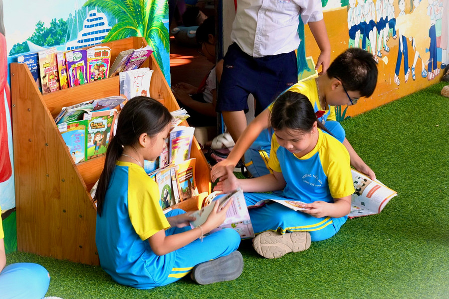 Các em học sinh đam mê đọc sách. Các em học sinh đam mê đọc sách.