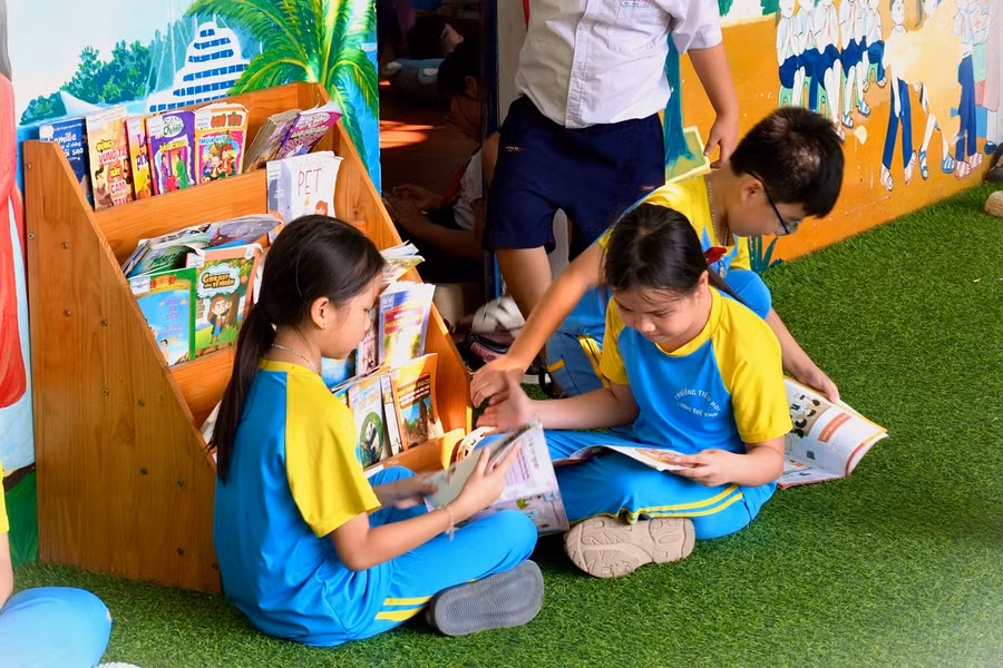 Các em học sinh đam mê đọc sách.