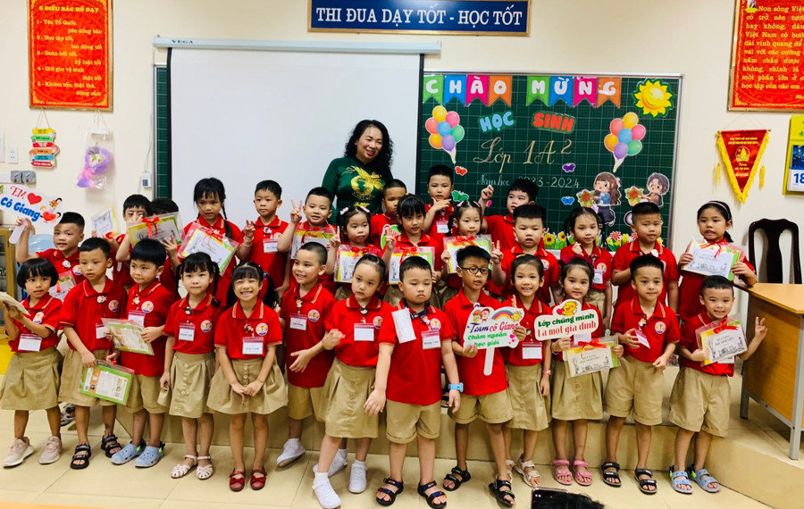 Cô Phạm Thị Hương Giang cùng học trò. Ảnh: NVCC