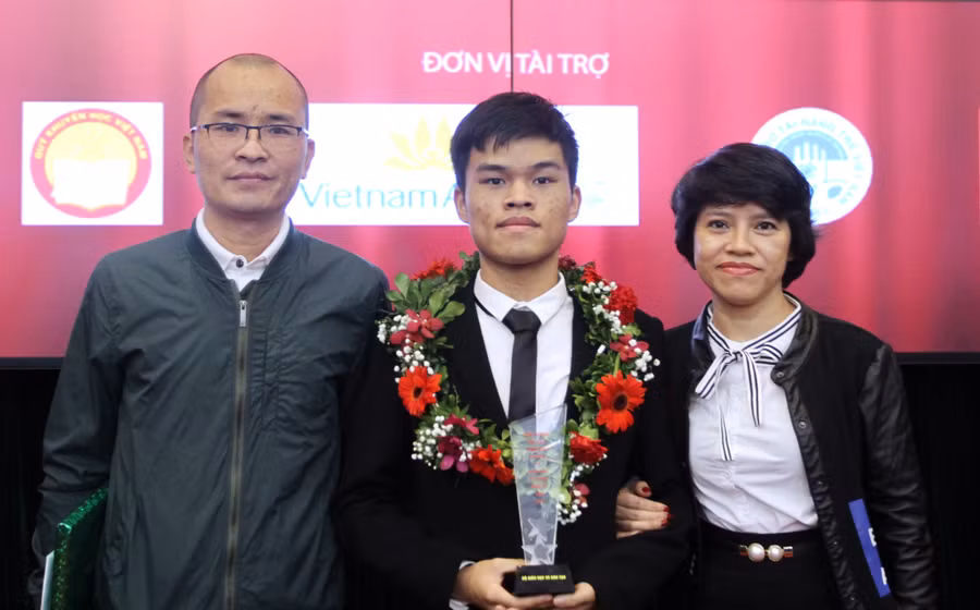 Trần Xuân Bách chụp ảnh cùng bố mẹ. Ảnh: Lan Anh