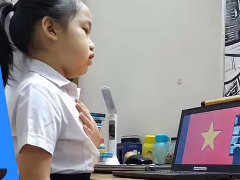 Học sinh hát quốc ca trong lễ khai giảng trực tuyến. Ảnh minh họa