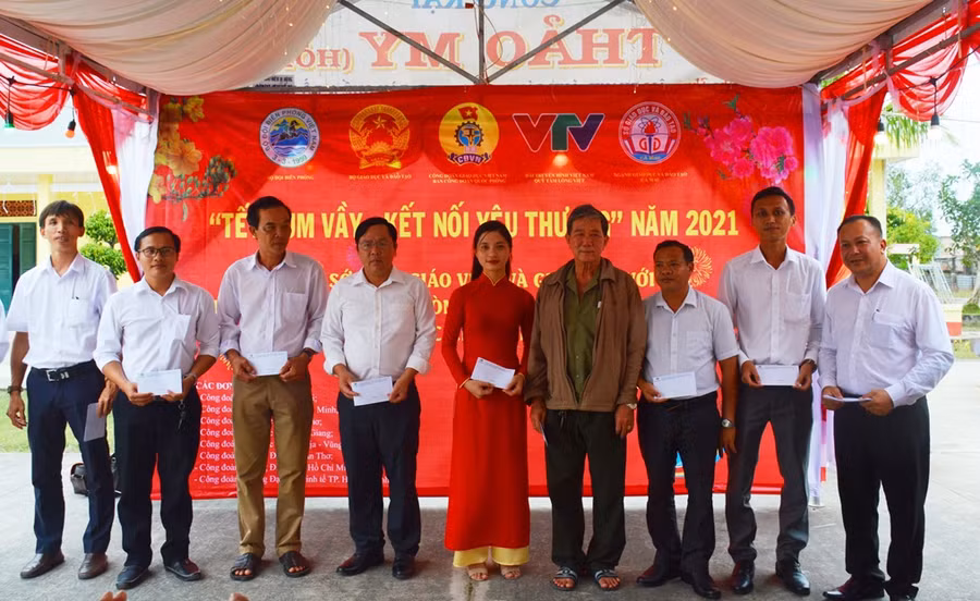 Cán bộ, giáo viên Đất Mũi Cà Mau nhận quà tết.