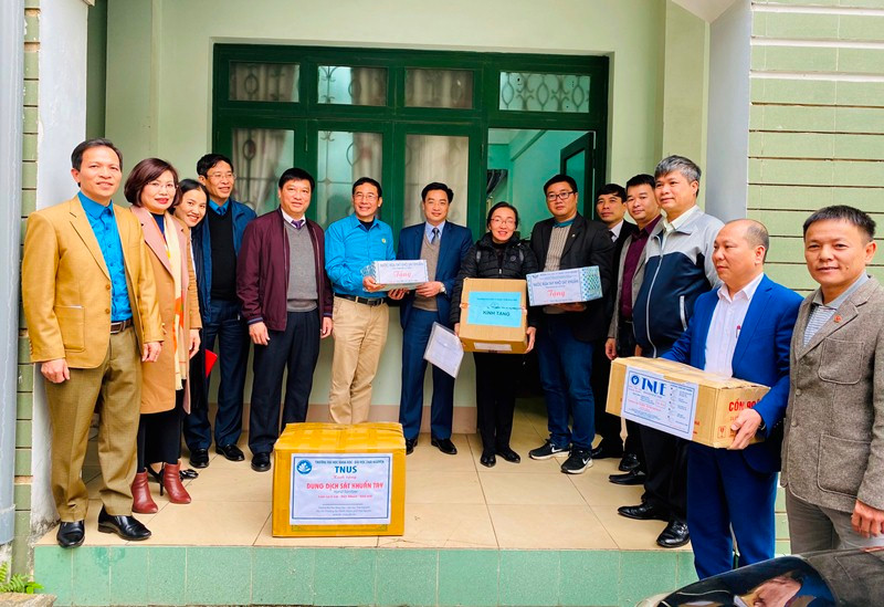 Đại diện Công đoàn Giáo dục Việt Nam, Đại học Thái Nguyên, Trường Đại học Sư phạm, Trường Đại học Y Dược, Trường Đại học Kỹ thuật Công nghiệp và Trường Đại học Khoa học tặng quà cho tỉnh Vĩnh Phúc. Đại diện Công đoàn Giáo dục Việt Nam, Đại học Thái Nguyên, Trường Đại học Sư phạm, Trường Đại học Y Dược, Trường Đại học Kỹ thuật Công nghiệp và Trường Đại học Khoa học tặng quà cho tỉnh Vĩnh Phúc.