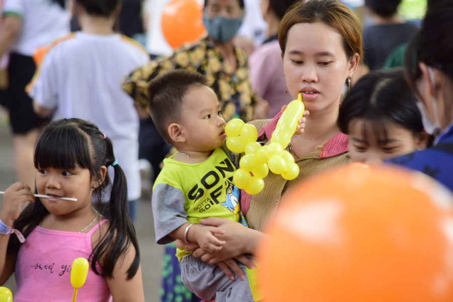 Có con đang điều trị tại khoa Ung bướu – Bệnh viện Nhi đồng 2, chị Ngân không giấu nổi xúc động chia sẻ, đây là lần đầu tiên con gái đón Tết thiếu nhi tại bệnh viện. Tuy nhiên, nhờ bệnh viện tổ chức những chương trình ý nghĩa, không khí sôi động và có các phần quà mà bé nào cũng vui và xóa tan đi việc mệt mỏi trong quá trình điều trị. Có con đang điều trị tại khoa Ung bướu – Bệnh viện Nhi đồng 2, chị Ngân không giấu nổi xúc động chia sẻ, đây là lần đầu tiên con gái đón Tết thiếu nhi tại bệnh viện. Tuy nhiên, nhờ bệnh viện tổ chức những chương trình ý nghĩa, không khí sôi động và có các phần quà mà bé nào cũng vui và xóa tan đi việc mệt mỏi trong quá trình điều trị.