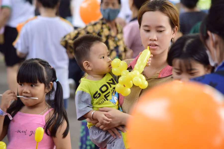 Có con đang điều trị tại khoa Ung bướu – Bệnh viện Nhi đồng 2, chị Ngân không giấu nổi xúc động chia sẻ, đây là lần đầu tiên con gái đón Tết thiếu nhi tại bệnh viện. Tuy nhiên, nhờ bệnh viện tổ chức những chương trình ý nghĩa, không khí sôi động và có các phần quà mà bé nào cũng vui và xóa tan đi việc mệt mỏi trong quá trình điều trị.