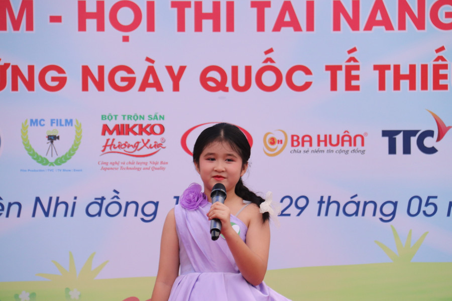 “Con thấy rất vui vì ở bệnh viện nhưng vẫn được vui chơi như ở nhà. Các bạn ở đây đều hát hay, kể chuyện truyền cảm. Hy vọng con và các bạn sẽ sớm khỏi bệnh để về nhà đi học”, Thùy Trâm chia sẻ. “Con thấy rất vui vì ở bệnh viện nhưng vẫn được vui chơi như ở nhà. Các bạn ở đây đều hát hay, kể chuyện truyền cảm. Hy vọng con và các bạn sẽ sớm khỏi bệnh để về nhà đi học”, Thùy Trâm chia sẻ.