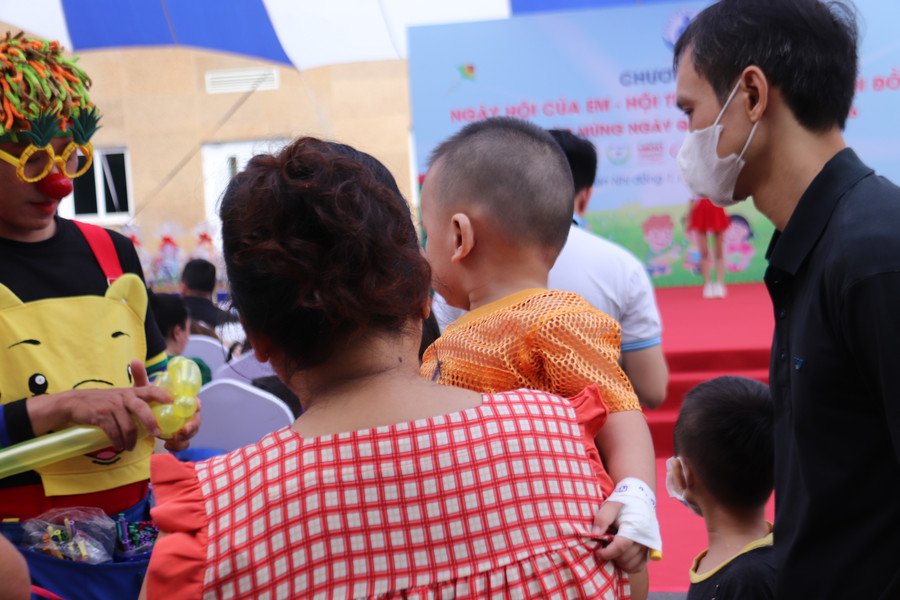 Chị Nhi (31 tuổi, ngụ Bình Dương) có con đang điều trị tại khoa Hô hấp – Bệnh viện Nhi đồng 1 chia sẻ, không chỉ riêng các bé sợ vào bệnh viện mà tâm lý chung phụ huynh nào cũng thế. Chị Nhi (31 tuổi, ngụ Bình Dương) có con đang điều trị tại khoa Hô hấp – Bệnh viện Nhi đồng 1 chia sẻ, không chỉ riêng các bé sợ vào bệnh viện mà tâm lý chung phụ huynh nào cũng thế.