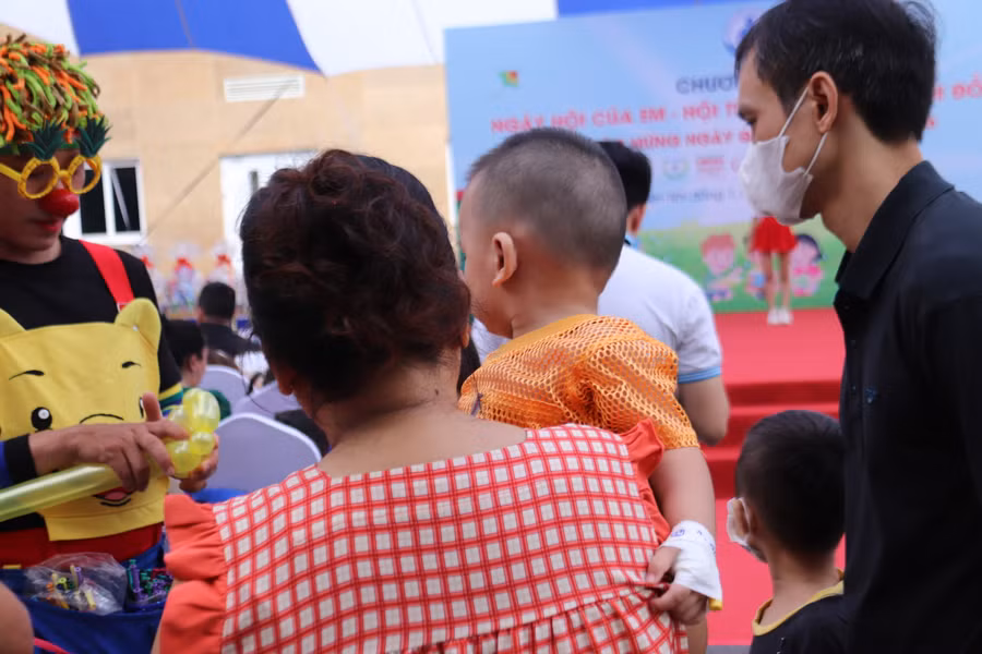 Chị Nhi (31 tuổi, ngụ Bình Dương) có con đang điều trị tại khoa Hô hấp – Bệnh viện Nhi đồng 1 chia sẻ, không chỉ riêng các bé sợ vào bệnh viện mà tâm lý chung phụ huynh nào cũng thế.