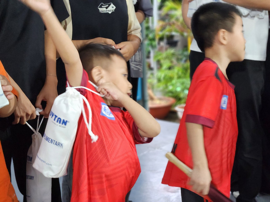 Đợt này, Công ty trao tặng 16 suất học bổng dành cho các em có thành tích học tập tốt, 33 phần quà tri ân các bà mẹ nuôi dưỡng và bà mẹ hưu trí. Đặc biệt, mỗi mái ấm còn nhận được những sản phẩm chất lượng cao của công ty nhựa Duy Tân (bình đá, thùng gạo, bộ lau nhà…). Đợt này, Công ty trao tặng 16 suất học bổng dành cho các em có thành tích học tập tốt, 33 phần quà tri ân các bà mẹ nuôi dưỡng và bà mẹ hưu trí. Đặc biệt, mỗi mái ấm còn nhận được những sản phẩm chất lượng cao của công ty nhựa Duy Tân (bình đá, thùng gạo, bộ lau nhà…).